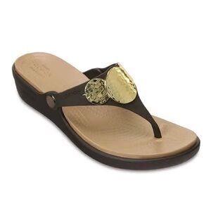 NWOT Crocs Sanrah Hammered Circle Wedge Sandals